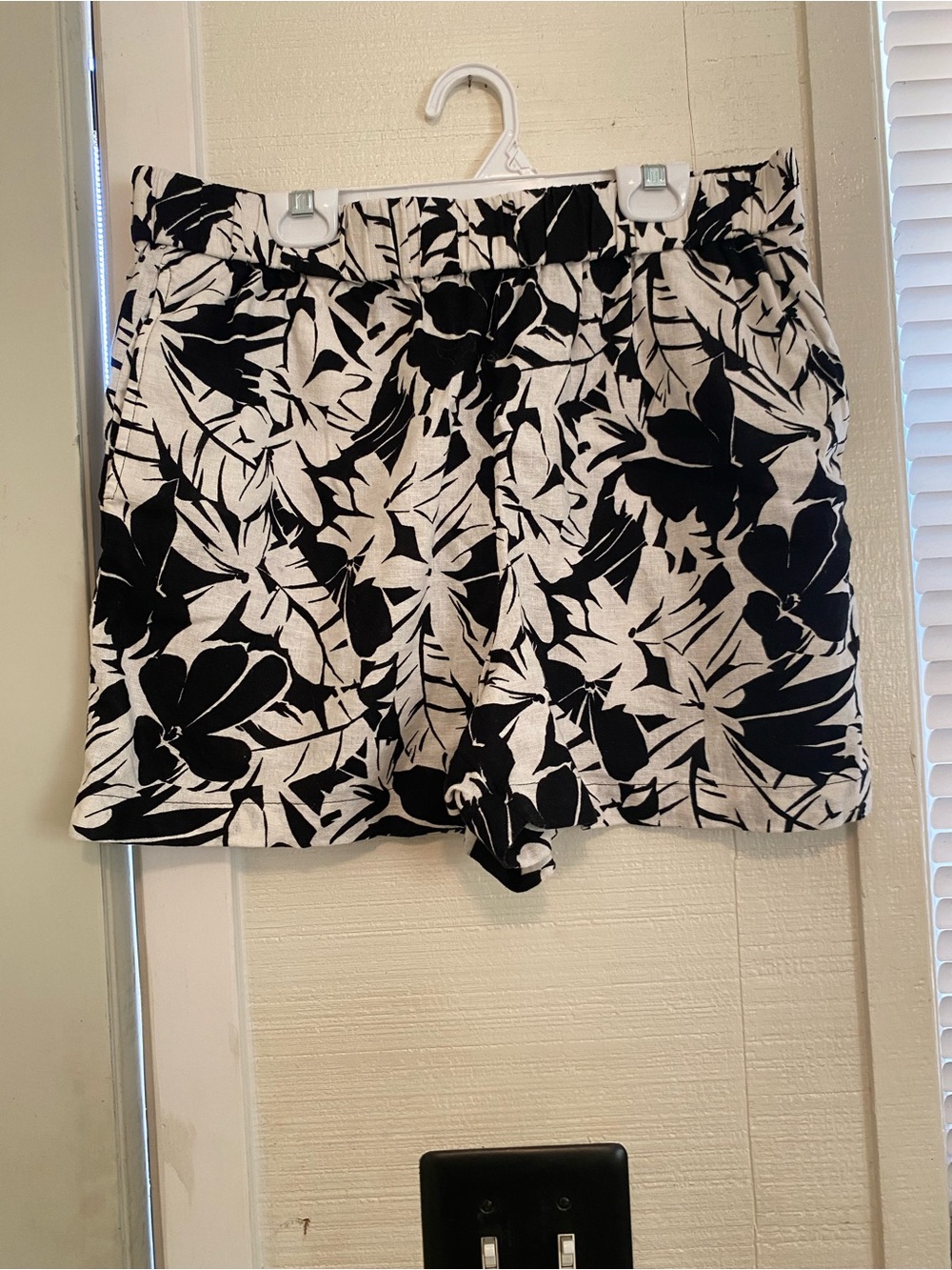 Michael Kors Black & White High-Waist Floral Shorts size medium